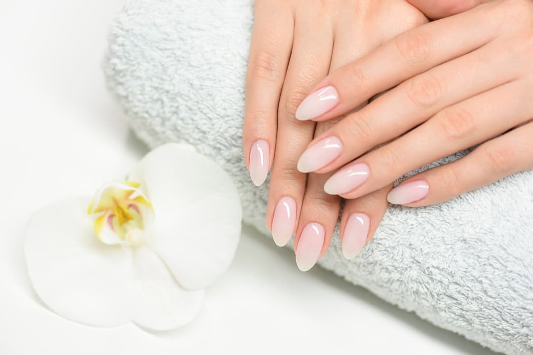Minimalist nail art